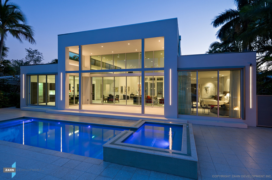 Mid-sized contemporary white one-story stucco exterior home idea in Miami