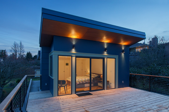 Esempio della facciata di una casa piccola blu moderna a due piani