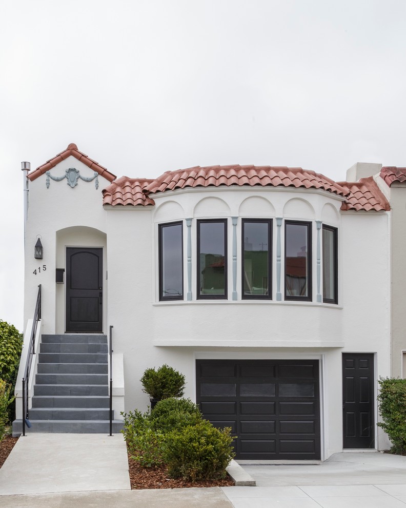 Zweistöckiges Mediterranes Haus mit weißer Fassadenfarbe in San Francisco