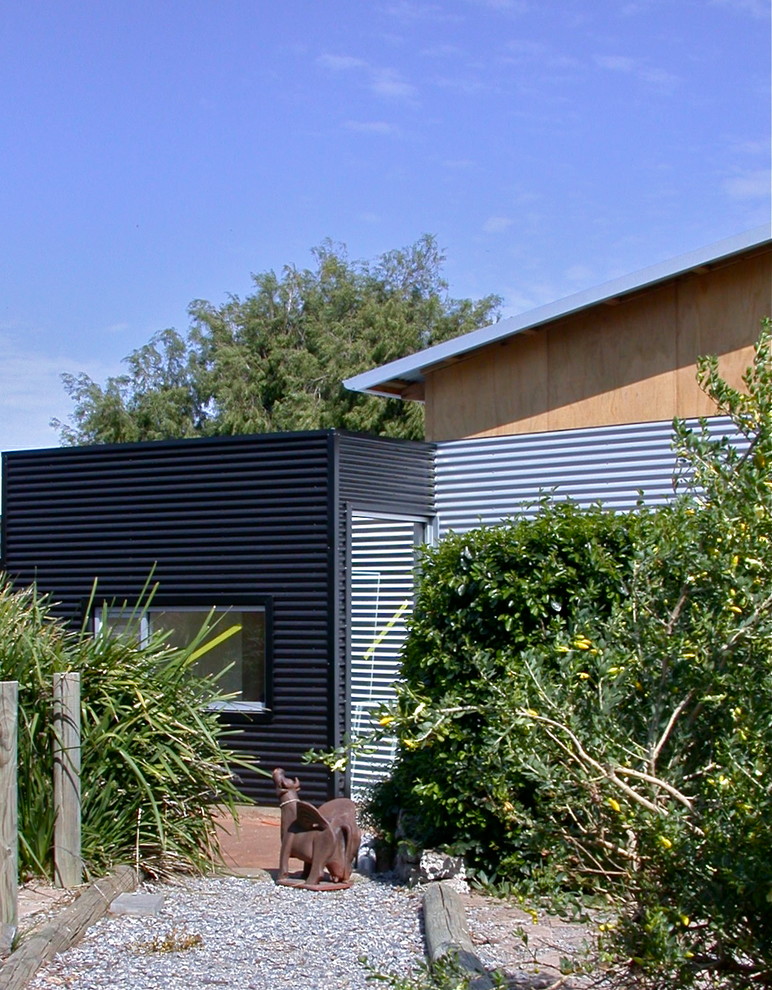 Ispirazione per la facciata di una casa contemporanea a un piano di medie dimensioni con rivestimento in metallo
