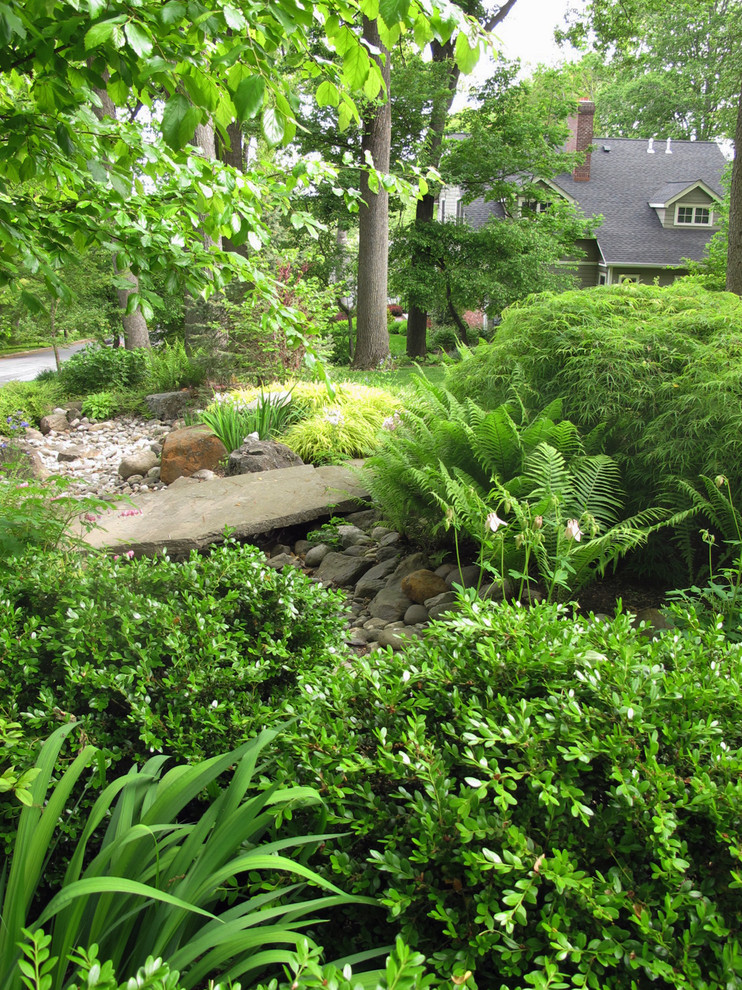 Пример оригинального дизайна: большой тенистый, летний участок и сад на склоне в стиле рустика с садовой дорожкой или калиткой и покрытием из каменной брусчатки