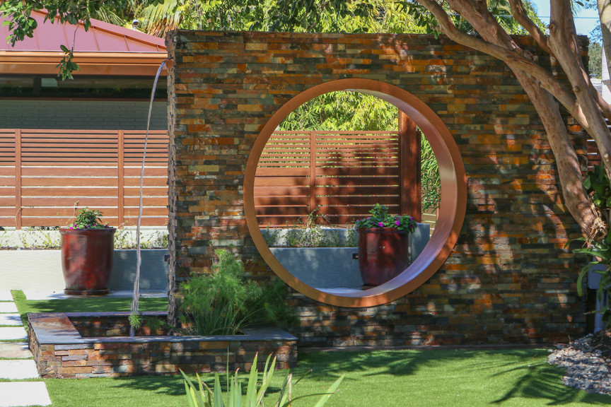 Imagen de fachada de casa contemporánea de tamaño medio de una planta con revestimientos combinados