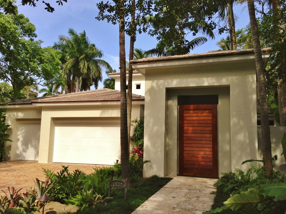 Esempio della facciata di una casa tropicale con abbinamento di colori