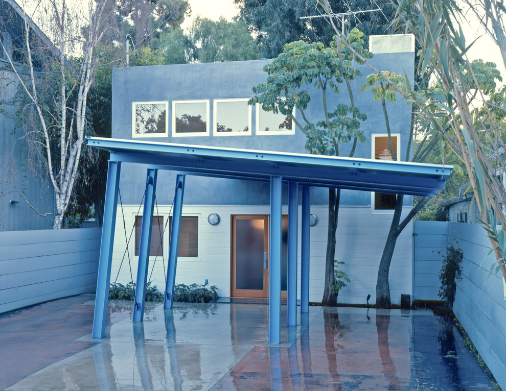 Réalisation d'une façade de maison bleue design de taille moyenne et à un étage avec un revêtement mixte et un toit plat.