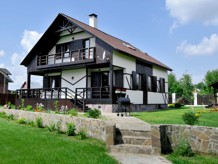 Photo of a medium sized and white farmhouse detached house in Moscow with mixed cladding, a mansard roof and a shingle roof.