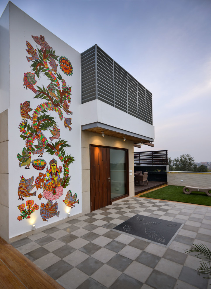 Aménagement d'une façade de maison asiatique de taille moyenne et à un étage.