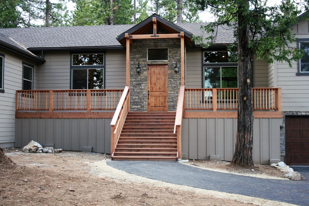 Стильный дизайн: бежевый дом среднего размера в классическом стиле с разными уровнями, комбинированной облицовкой и двускатной крышей - последний тренд