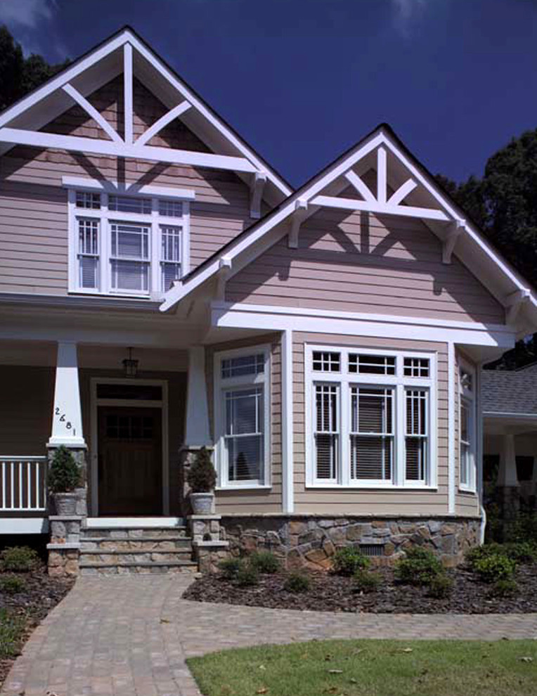 Idee per la villa beige american style a due piani di medie dimensioni con tetto a capanna, copertura a scandole e rivestimento in vinile