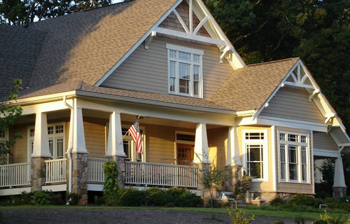 Foto de fachada de casa beige de estilo americano de tamaño medio de dos plantas con revestimiento de vinilo, tejado a dos aguas y tejado de teja de madera