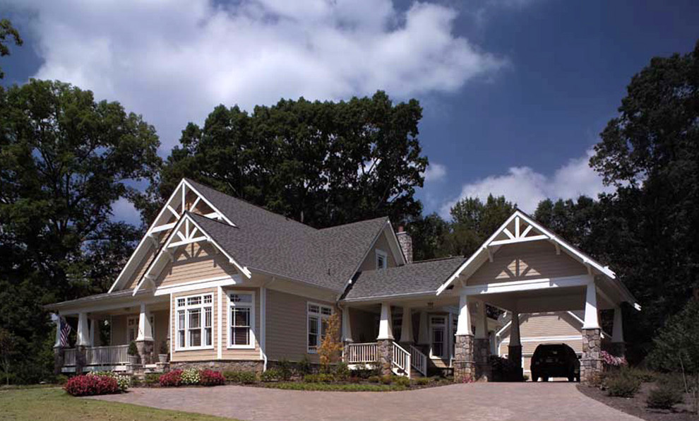 Imagen de fachada de casa beige de estilo americano de tamaño medio de dos plantas con revestimiento de vinilo, tejado a dos aguas y tejado de teja de madera