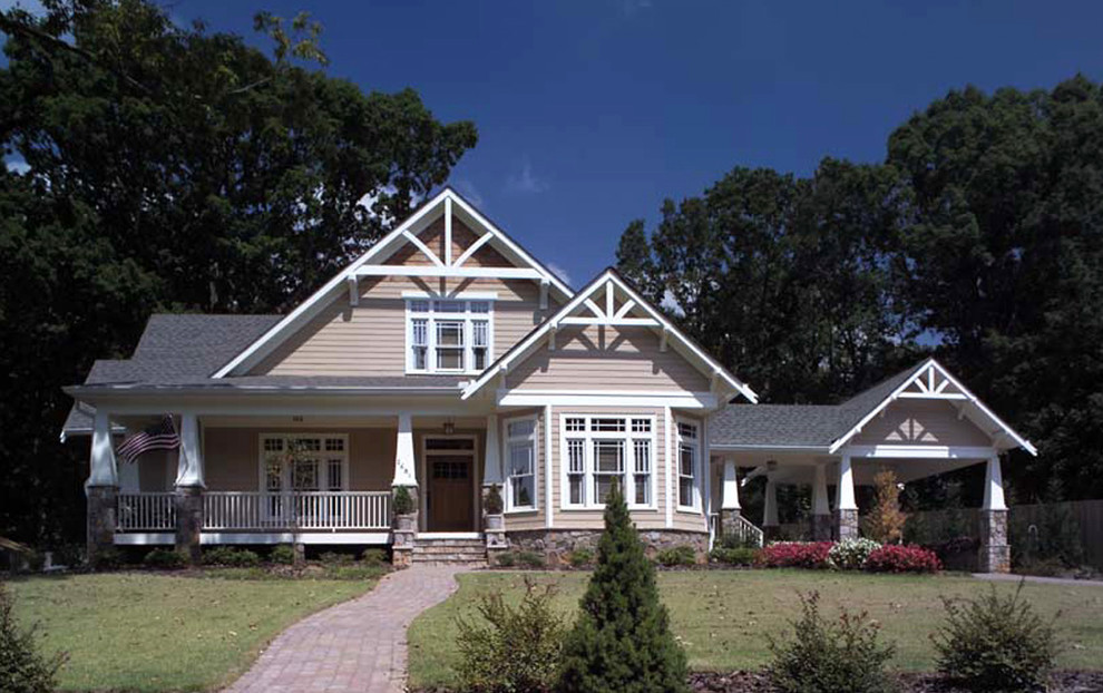 Réalisation d'une façade de maison beige craftsman de taille moyenne et à un étage avec un toit à deux pans, un toit en shingle et un revêtement en vinyle.
