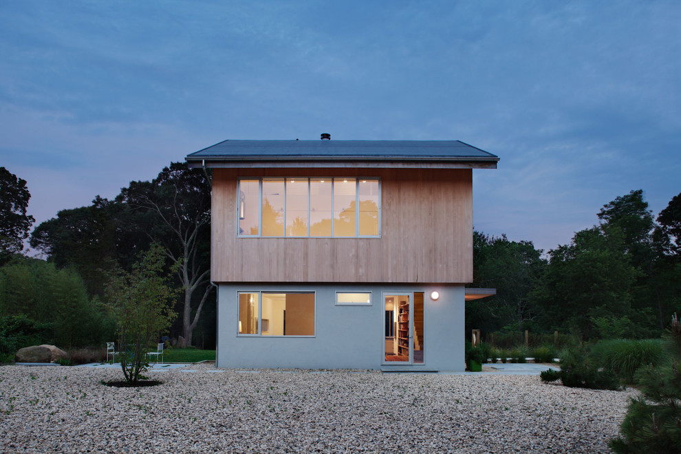 Inspiration pour une façade de maison beige design en bois de taille moyenne et à un étage.