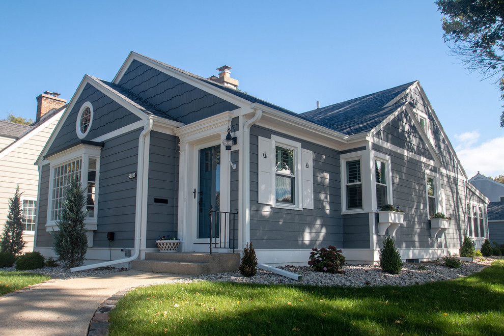 Mittelgroßes, Zweistöckiges Maritimes Einfamilienhaus mit Vinylfassade und grauer Fassadenfarbe in Milwaukee