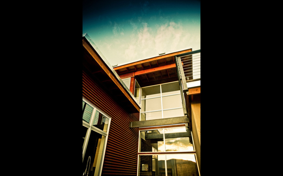 Zweistöckiges Industrial Haus mit Metallfassade und roter Fassadenfarbe in Seattle