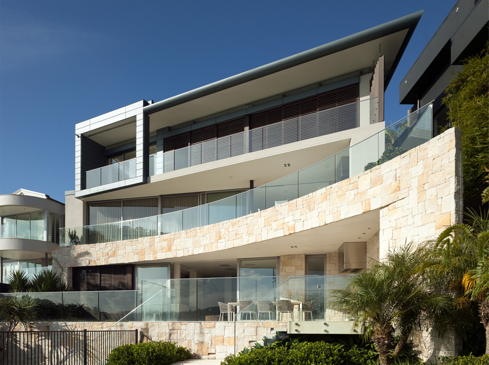 Esempio della facciata di una casa grande contemporanea a tre piani con rivestimento in metallo