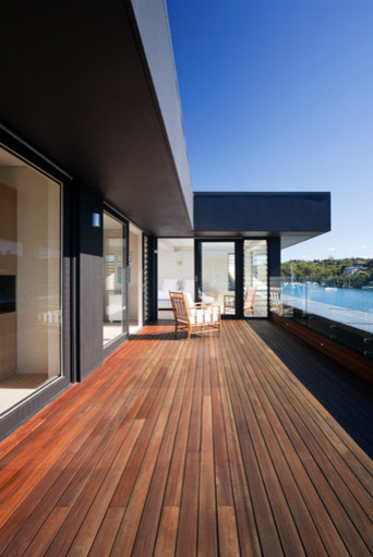 Ispirazione per la facciata di una casa nera contemporanea a tre piani con rivestimento in legno e tetto piano