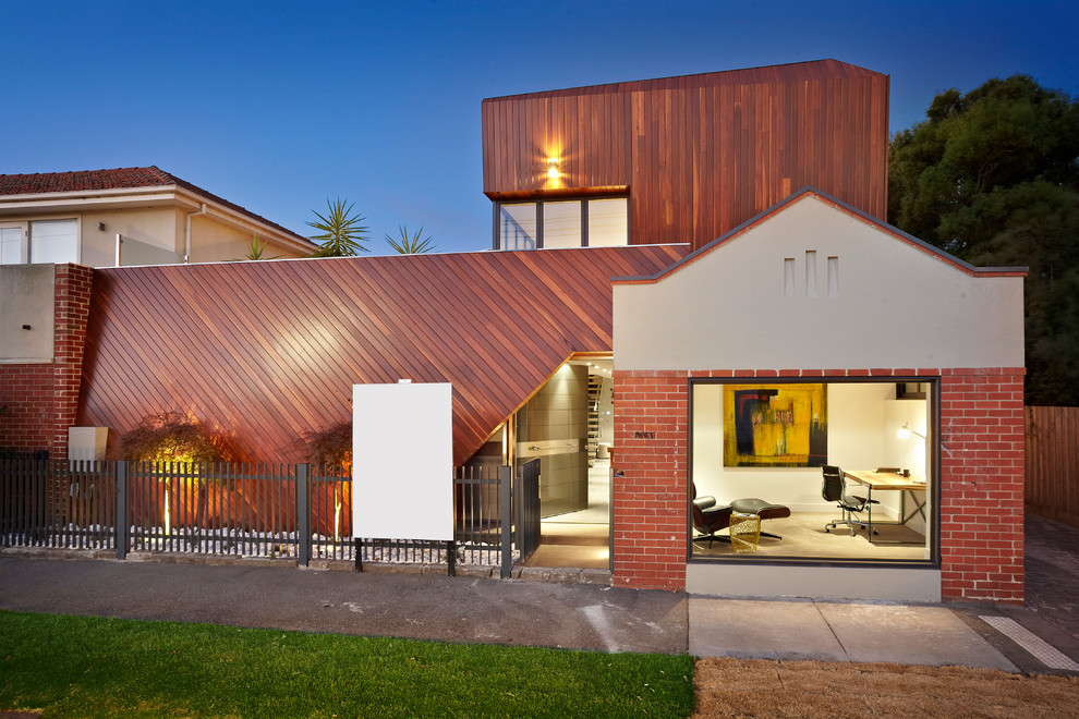 Réalisation d'une façade de maison design en bois.