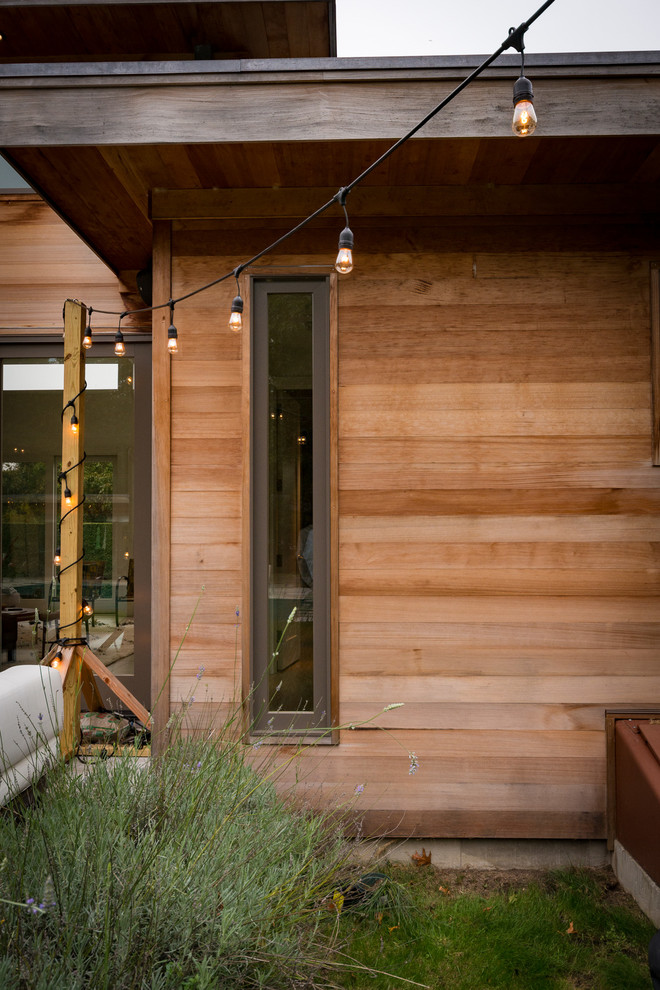 Idee per la facciata di una casa moderna a un piano di medie dimensioni con rivestimento in legno e tetto piano