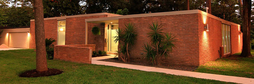 Идея дизайна: одноэтажный частный загородный дом в стиле ретро с плоской крышей