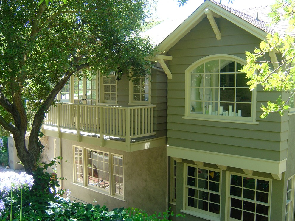 Aménagement d'une grande façade de maison verte classique à un étage avec un revêtement mixte et un toit à deux pans.