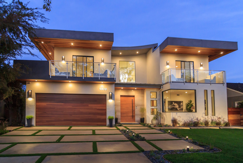Großes, Zweistöckiges Modernes Einfamilienhaus mit Mix-Fassade, beiger Fassadenfarbe und Flachdach in Los Angeles