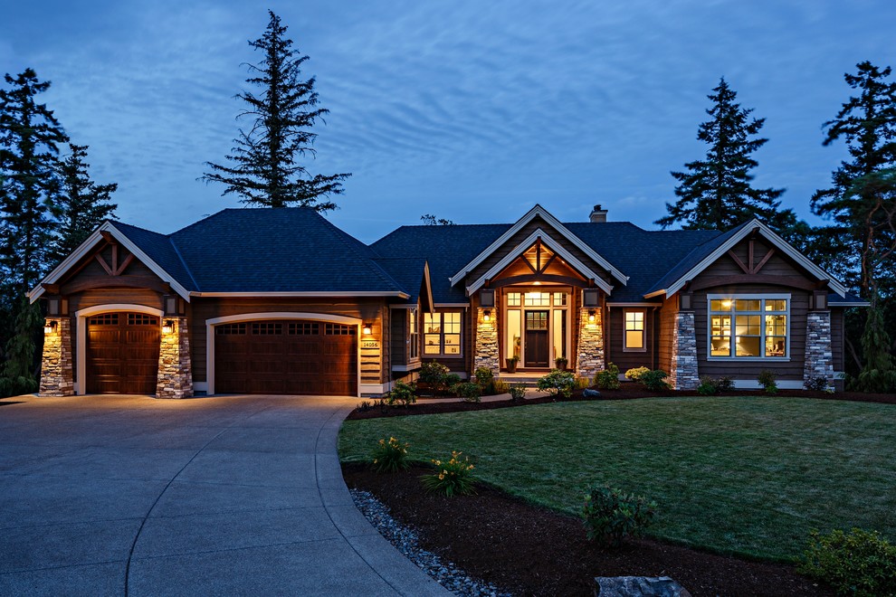 Cette image montre une façade de maison marron craftsman de taille moyenne et de plain-pied avec un revêtement mixte et un toit à deux pans.