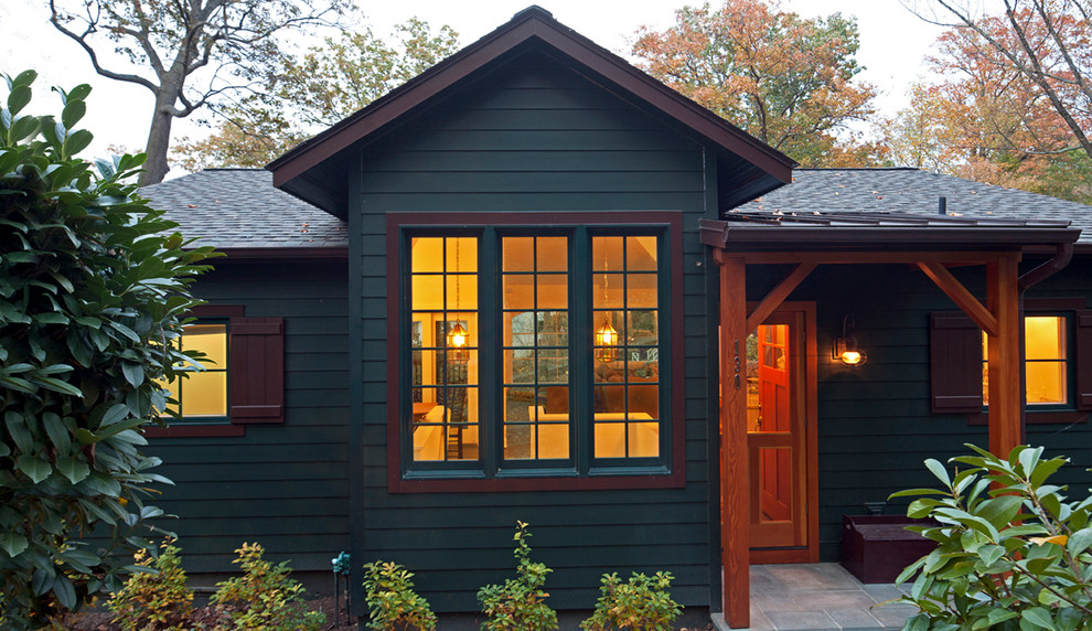 Ispirazione per la villa piccola verde rustica a un piano con rivestimento in legno, tetto a capanna e copertura a scandole
