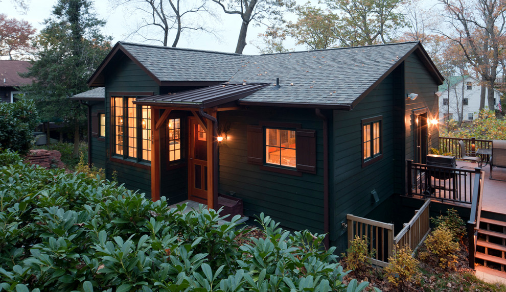 Idee per la villa piccola verde rustica a un piano con rivestimento in legno, tetto a capanna e copertura a scandole