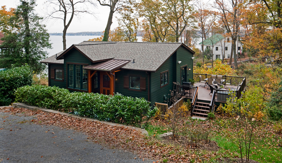 Inspiration pour une petite façade de maison verte chalet en bois de plain-pied avec un toit à deux pans et un toit en shingle.