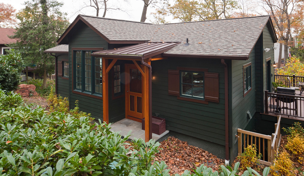 Idée de décoration pour une petite façade de maison verte chalet en bois de plain-pied avec un toit à deux pans et un toit en shingle.