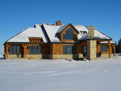Cette photo montre une façade de maison beige craftsman en bois de taille moyenne et à un étage avec un toit à quatre pans.