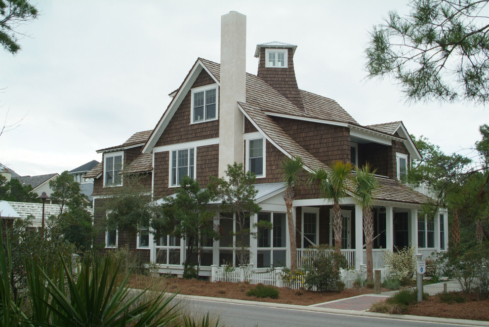 Große, Dreistöckige Maritime Holzfassade Haus mit brauner Fassadenfarbe und Satteldach in Miami