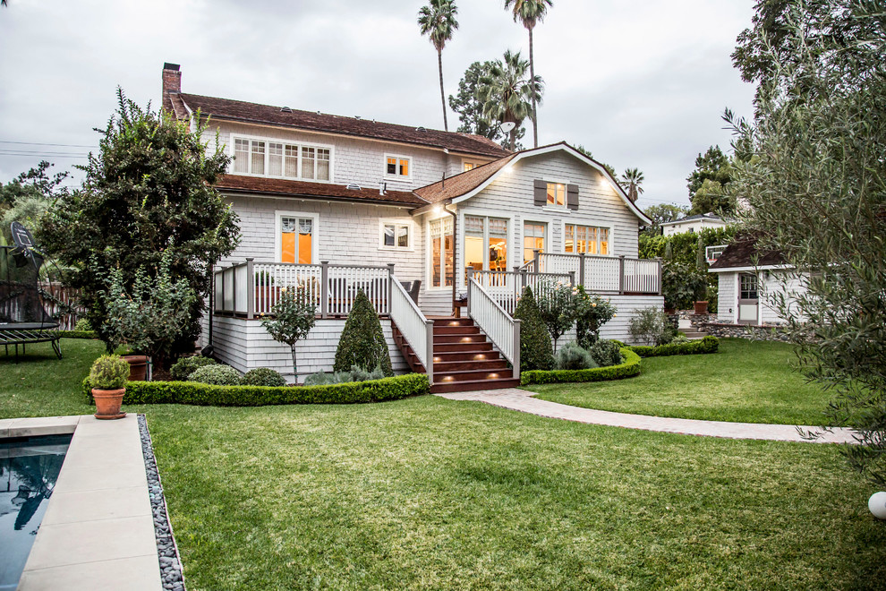 Zweistöckiges Landhaus Einfamilienhaus mit weißer Fassadenfarbe, Mansardendach und Schindeldach in Los Angeles