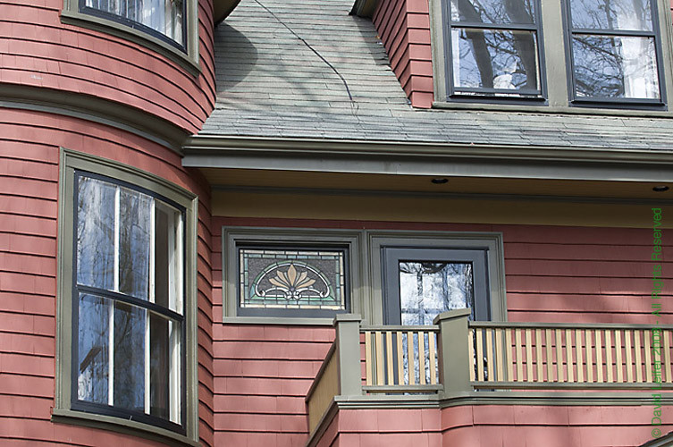 Idées déco pour une façade de maison rouge classique en bois.