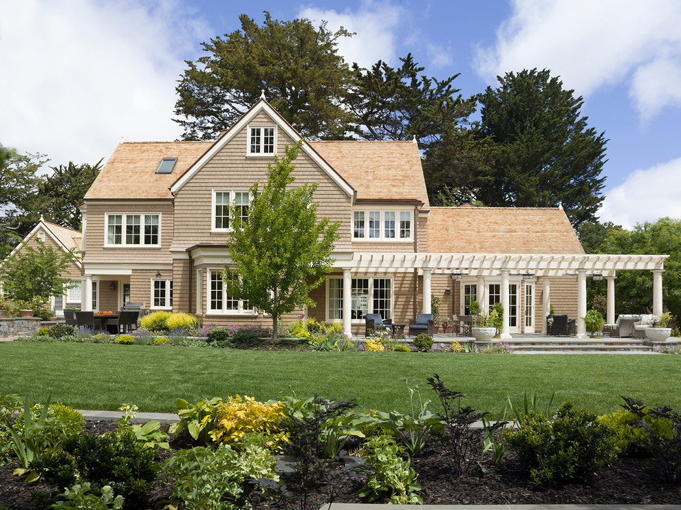 Источник вдохновения для домашнего уюта: большой, трехэтажный, деревянный, коричневый дом в классическом стиле с двускатной крышей