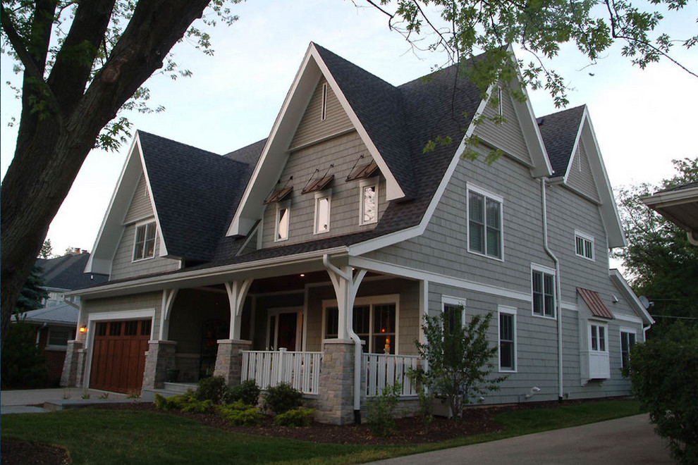 Foto de fachada de casa gris ecléctica de tamaño medio de tres plantas con revestimiento de madera y tejado a dos aguas
