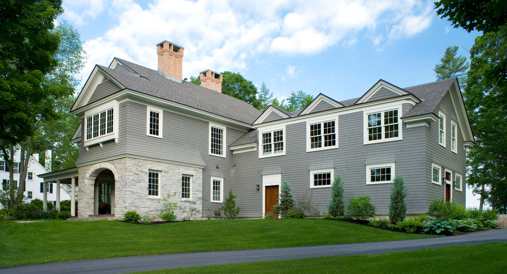 Große Klassische Holzfassade Haus mit grauer Fassadenfarbe und Satteldach in Burlington