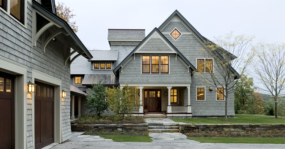 Dreistöckige Klassische Holzfassade Haus mit Satteldach in Burlington