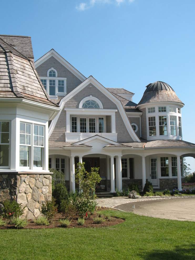 На фото: трехэтажный, деревянный, серый, огромный дом в викторианском стиле с вальмовой крышей с