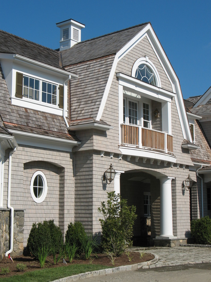 Idee per la facciata di una casa ampia grigia vittoriana a tre piani con rivestimento in legno e tetto a padiglione