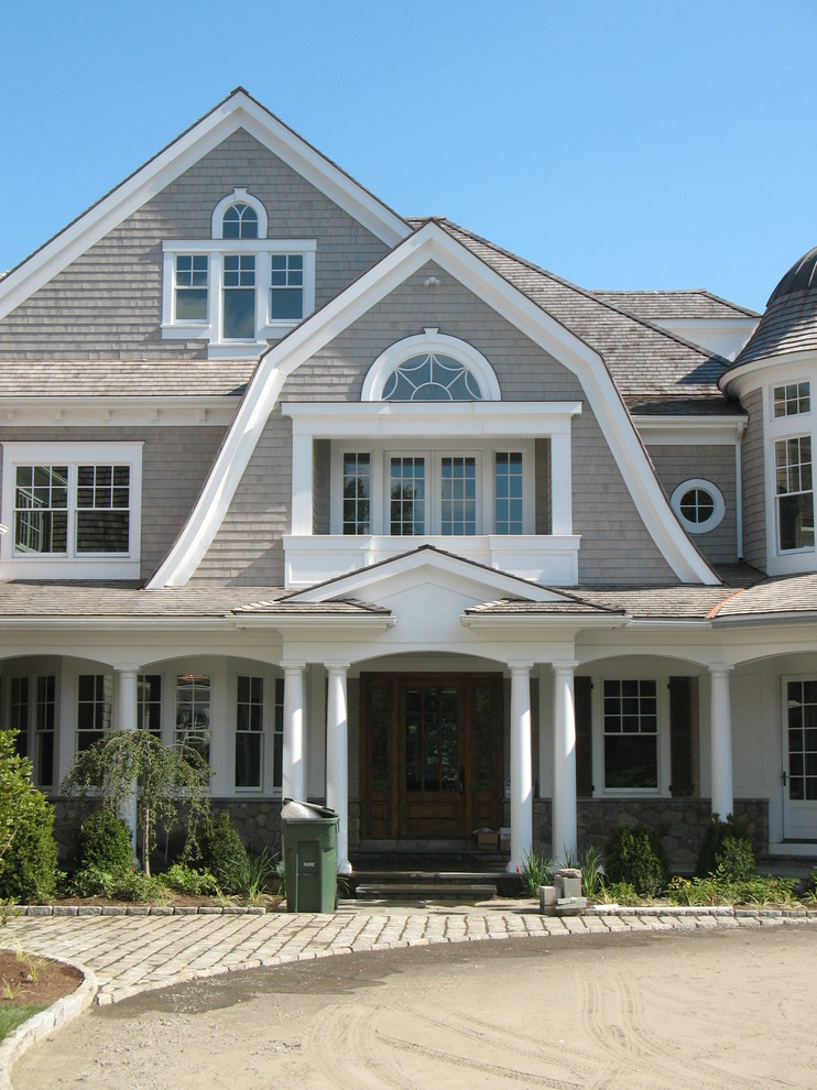 Aménagement d'une très grande façade de maison grise victorienne en bois à deux étages et plus avec un toit à quatre pans.