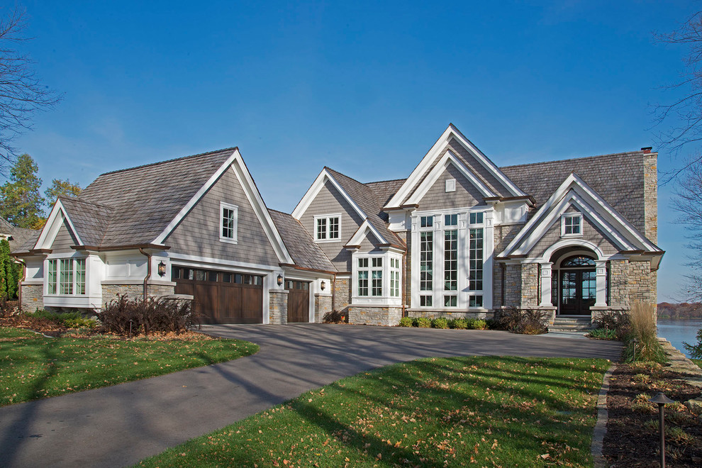 Großes, Dreistöckiges Klassisches Einfamilienhaus mit Mix-Fassade, grauer Fassadenfarbe, Satteldach und Schindeldach in Minneapolis