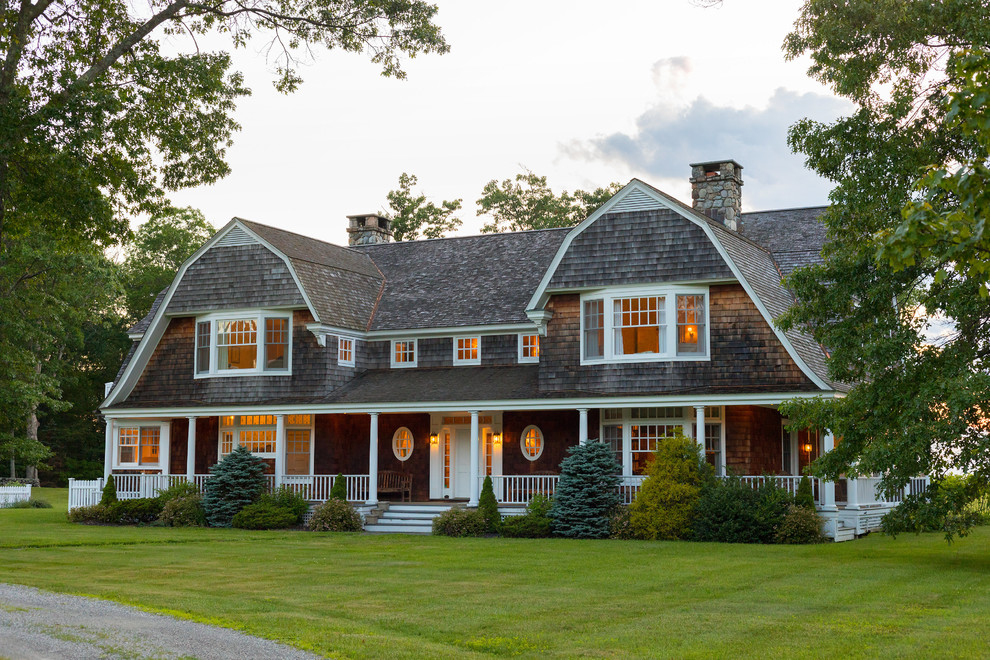 Imagen de fachada de casa marrón costera grande de dos plantas con revestimiento de madera, tejado a doble faldón y tejado de teja de madera