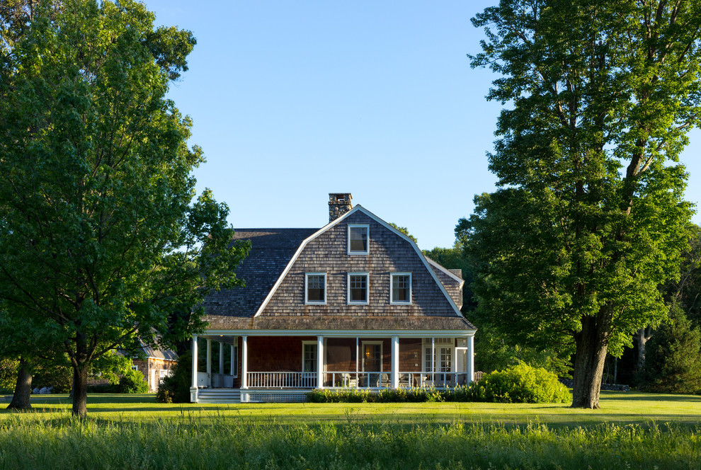 Foto de fachada de casa marrón de estilo americano grande de tres plantas con revestimiento de madera, tejado a doble faldón y tejado de teja de madera