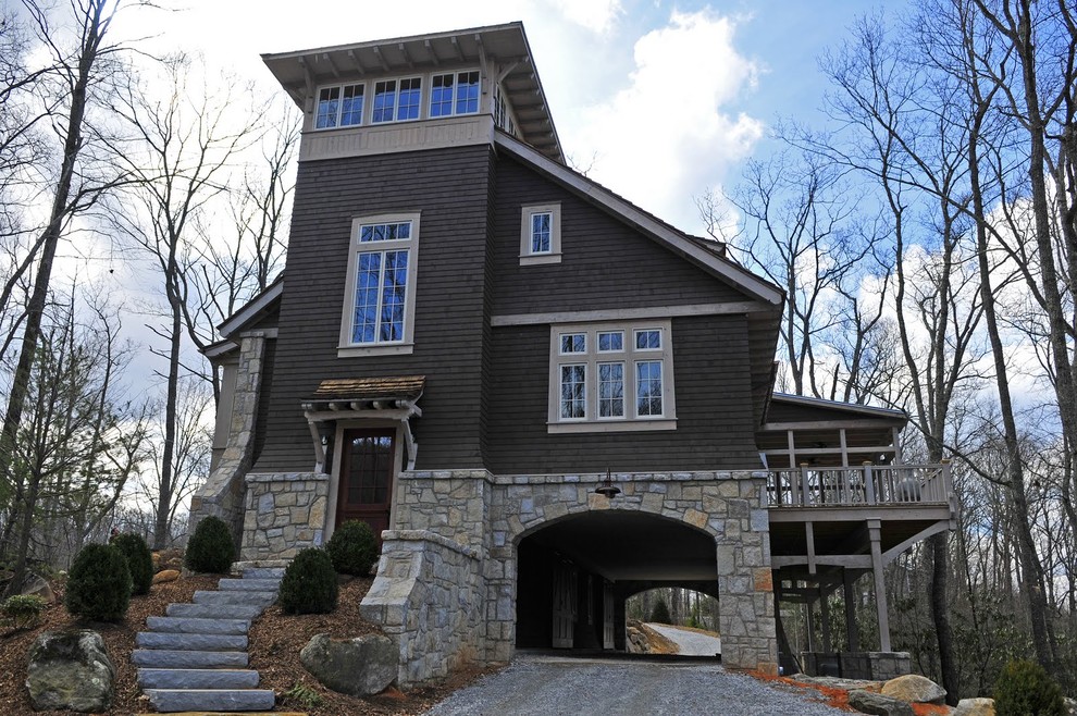 Идея дизайна: трехэтажный, деревянный, коричневый, большой дом в стиле кантри с двускатной крышей