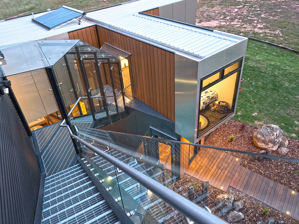 Идея дизайна: огромный, двухэтажный дом из контейнеров, из контейнеров в стиле лофт с плоской крышей и металлической крышей