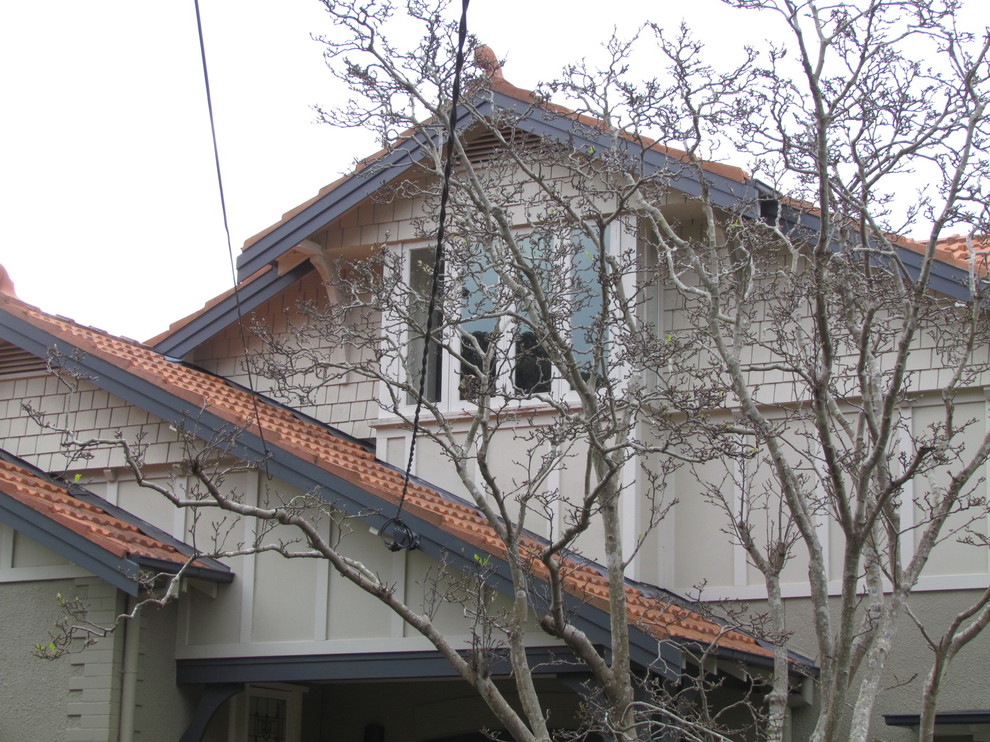 На фото: двухэтажный, деревянный, бежевый дом среднего размера в классическом стиле с двускатной крышей с