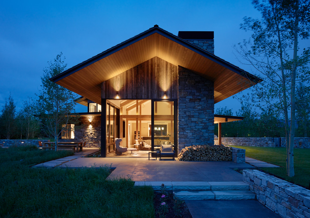 Idées déco pour une façade de maison grise moderne en bois à un étage.