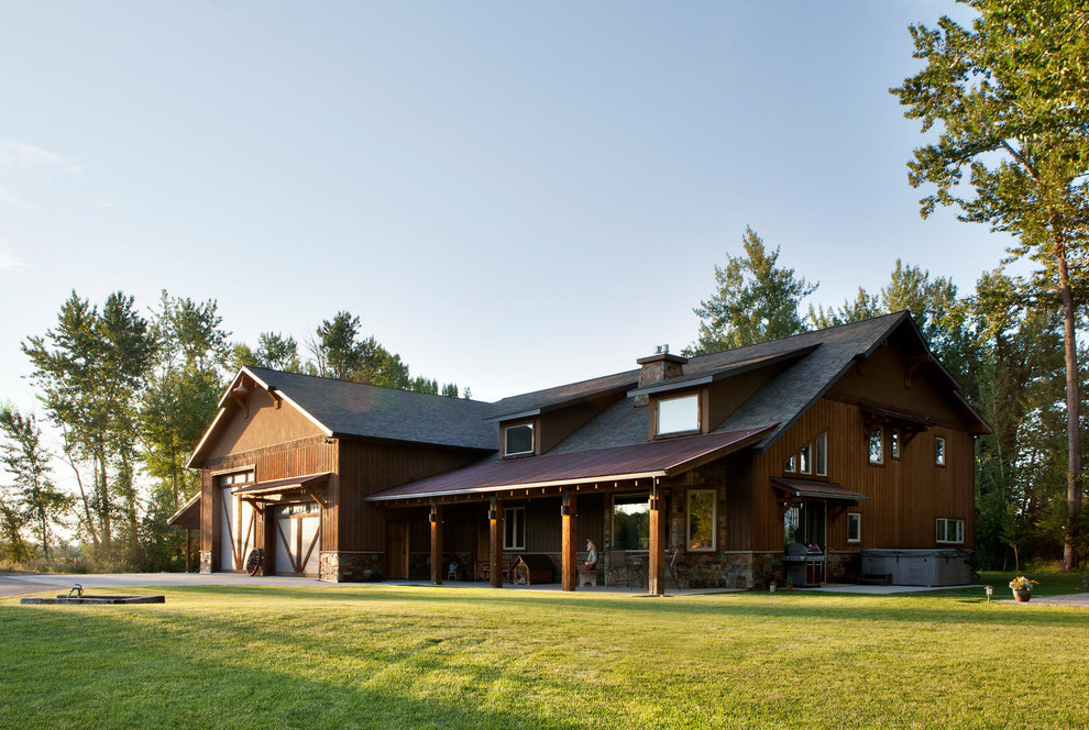 Diseño de fachada de casa marrón rústica grande de una planta con revestimiento de madera, tejado a dos aguas y tejado de teja de madera