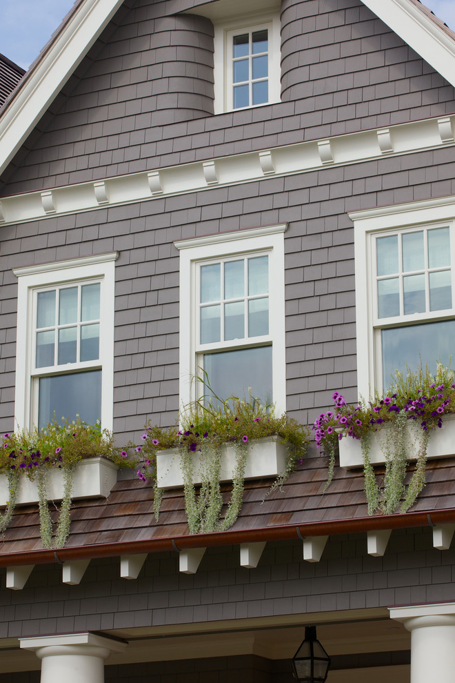 Diseño de fachada de casa gris costera grande de dos plantas con revestimiento de madera, tejado a dos aguas y tejado de teja de madera